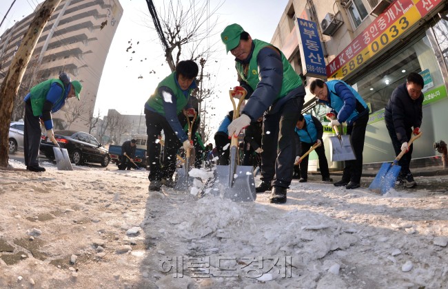 7일 오전 최근 빙판길에 의한 낙상사고가 빈번하게 발생함에 따라 서초구가 100여명이 참가한 가운데 민관협력으로 서초구 일대에 대대적인 빙판길 제거를 하고 있다.<br />이상섭 기자. babtong@heraldcorp.com 2013.01.07
7일 오전 최근 빙판길에 의한 낙상사고가 빈번하게 발생함에 따라 서초구가 100여명이 참가한 가운데 민관협력으로 서초구 일대에 대대적인 빙판길 제거를 하고 있다.
이상섭 기자. babtong@heraldcorp.com 2013.01.07
7일 오전 최근 빙판길에 의한 낙상사고가 빈번하게 발생함에 따라 서초구가 100여명이 참가한 가운데 민관협력으로 서초구 일대에 대대적인 빙판길 제거를 하고 있다.
이상섭 기자. babtong@heraldcorp.com 2013.01.07
