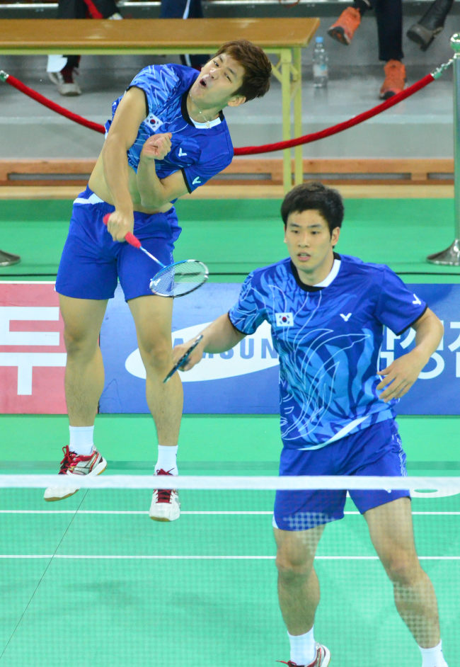 Lee Yong-dae (left) and Ko Sung-hyun.    (Yonhap News)