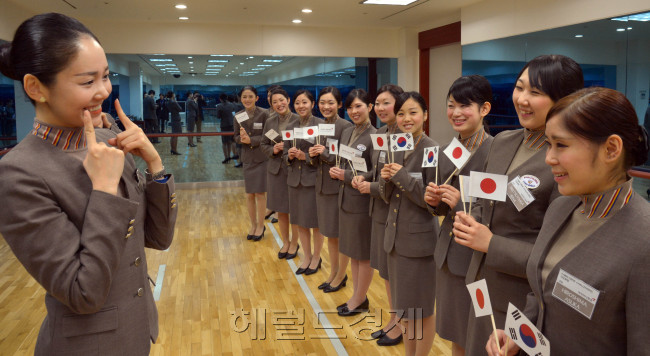 7일 오전 일본관광객들이 서울 강서구 오쇠동 아시아나항공 본사 교육훈련동에서  우리나라항공의 승무원 체험을 하고 있다.<br />김명섭 기자 msiron@heraldcorp.com
7일 오전 일본관광객들이 서울 강서구 오쇠동 아시아나항공 본사 교육훈련동에서  우리나라항공의 승무원 체험을 하고 있다.
김명섭 기자 msiron@heraldcorp.com