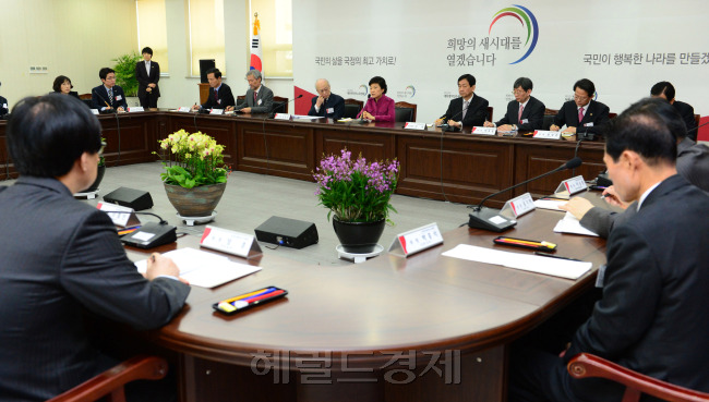 박근혜 대통령 당선인이 7일 서울 삼청동 인수위 대회의실에서 열린 전체회의에 참석해 인사말을 하고 있다./박해묵 기자 mook@ 2013.01.07
박근혜 대통령 당선인이 7일 서울 삼청동 인수위 대회의실에서 열린 전체회의에 참석해 인사말을 하고 있다. 박 당선인은 참석자들에게 “국민행복시대를 열어가기 위해서 과거 잘못된 관행들을 되풀이하지 않는 게 중요하다고 생각한다”고 당부했다.  박해묵 기자/mook@heraldcorp.com