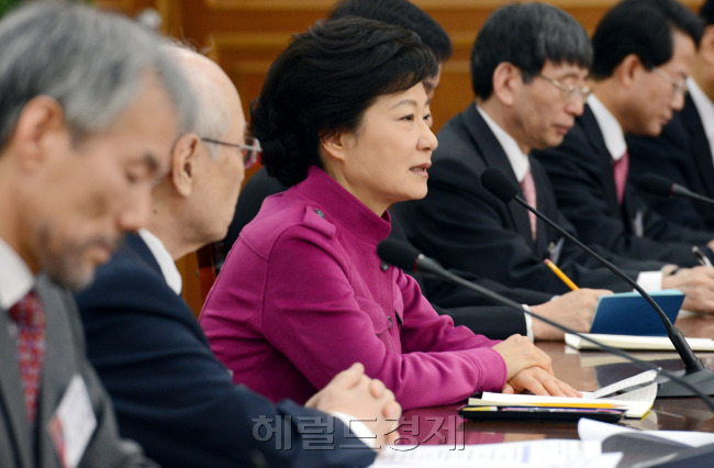 President-elect Park Geun-hye presides over a general meeting of the transition committee on Monday.   Park Hae-mook/The Korea Herald