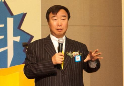 정휘동(기업인/청호나이스 회장)
청호나이스(회장 정휘동)가 올해 창립 20주년을 맞아 ‘서비스혁신’을 통한 환경가전 1위 도약의 원년으로 선포했다. 7일 청호나이스에 따르면, 2013년 서비스 대혁신의 일환으로 지난 5일 경기도 화성에 위치한 청호인재개발원에서 정휘동 회장<사진>과 이석호 대표 등이 참석한 가운에 ‘서비스평가팀’ 발대식을 가졌다.