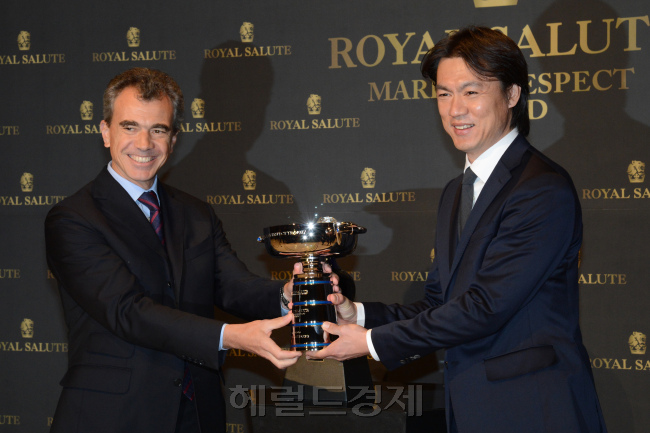7일 하얏트호텔에서 열린 '마크 오브 리스펙트(Mark  of Respect)'시상식. <br /> 페르노리카코리아(대표: 장 마누엘 스프리에-Jean Manuel Spriet)의 로얄샬루트(Royal salute)가  제 8회 수상자로 축구인 홍명보를 선정하고 수상자는 스코틀랜드 전통 위스키잔인 퀘익(Quaich)트로피와 "로얄 샬루트 62건 살루트"와 상금 5천만윈이 주어진다. 상금은 홍명보 장학재단에 기부해 유소년 축구발전 후원금으로 사용될 예정이다.<br />정희조 기자/checho@heraldcorp.com 130107
7일 하얏트호텔에서 열린 '마크 오브 리스펙트(Mark  of Respect)'시상식.
페르노리카코리아(대표: 장 마누엘 스프리에-Jean Manuel Spriet)의 로얄샬루트(Royal salute)가  제 8회 수상자로 축구인 홍명보를 선정하고 수상자는 스코틀랜드 전통 위스키잔인 퀘익(Quaich)트로피와 "로얄 샬루트 62건 살루트"와 상금 5천만윈이 주어진다. 상금은 홍명보 장학재단에 기부해 유소년 축구발전 후원금으로 사용될 예정이다.
정희조 기자/checho@heraldcorp.com 130107