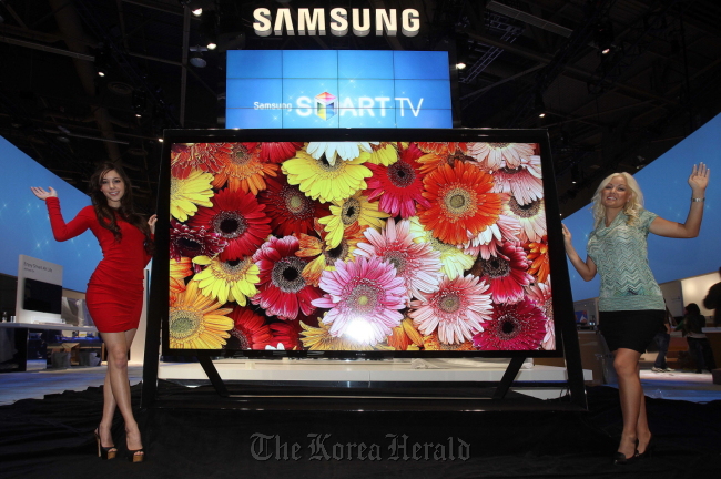 Two models present Samsung Electronics’ new 110-inch Ultra High Definition television at the Consumer Electronics Show in Las Vegas on Monday.   Samsung Electronics