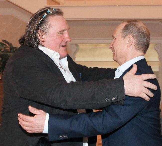 <YONHAP PHOTO-0991> Russian President Vladimir Putin (R) greets French actor Gerard Depardieu during their meeting in Putin's residence in Sochi on January 5, 2013. Putin earlier granted citizenship to Depardieu after the French movie star said he was quitting his homeland to avoid paying a new millionaires' tax. AFP PHOTO/ RIA-NOVOSTI/ MIKHAIL KLIMENTYEV../2013-01-06 17:53:08/ <저작권자 ⓒ 1980-2013 ㈜연합뉴스. 무단 전재 재배포 금지.>
Russian President Vladimir Putin (right) greets French actor Gerard Depardieu during their meeting in Putin’s residence in Sochi on Saturday.   AFP-Yonhap News
Russian President Vladimir Putin (right) greets French actor Gerard Depardieu during their meeting in Putin’s residence in Sochi on Saturday.   AFP-Yonhap News
