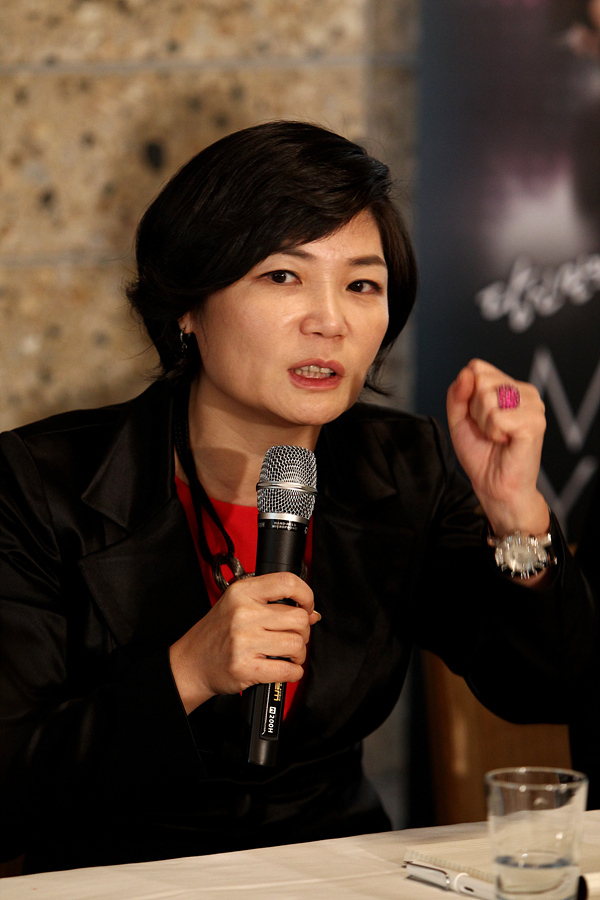 김미경(스피치 전문가/강사)
스피치 전문가 겸 강사 김미경이 자신의 이름을 건 토크쇼로 시청자들을 만나는 가운데 “강호동, 유재석, 신동엽의 진행방식을 공부하고 있다”고 밝혔다.
김미경은 1월 7일 정도 서울 종로구 가스트로통에서 진행된 케이블채널 tvN ‘김미경쇼’ 런칭 기자간담회에 참석, 소감과 각오 등을 전했다.