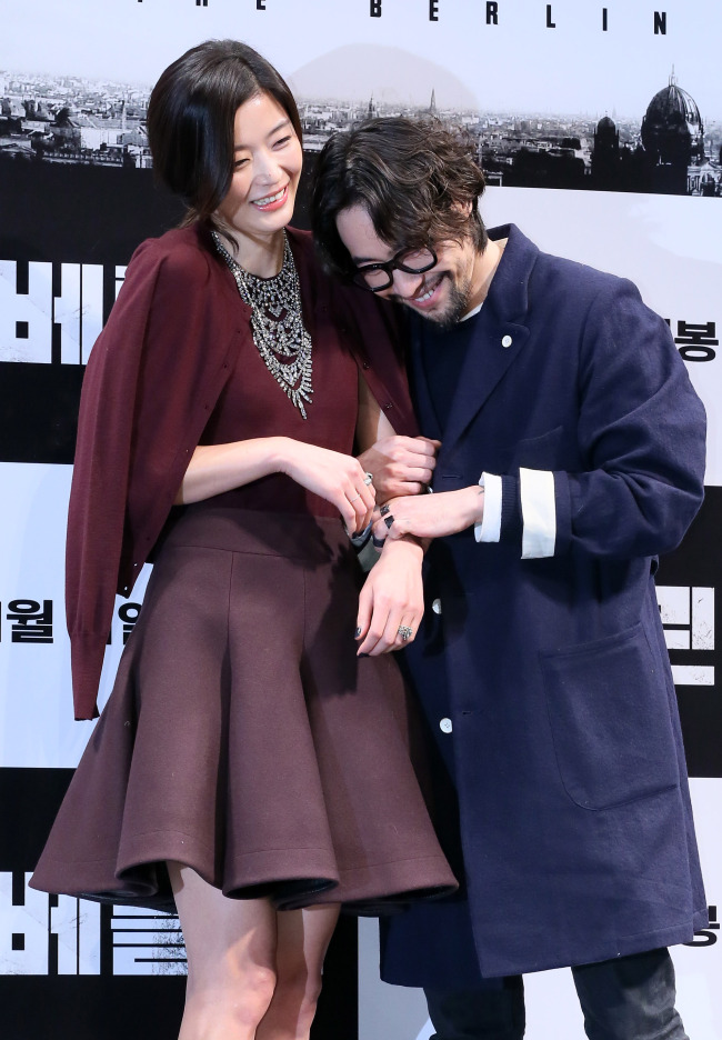 전지현(좌/배우),류승범(배우)
전지현(왼쪽), 류승범이 7일 오전 서울 강남구 신사동 CGV 압구정에서 열린 영화 ‘베를린’(감독 류승완) 제작보고회에서 포토타임을 갖고 있다.