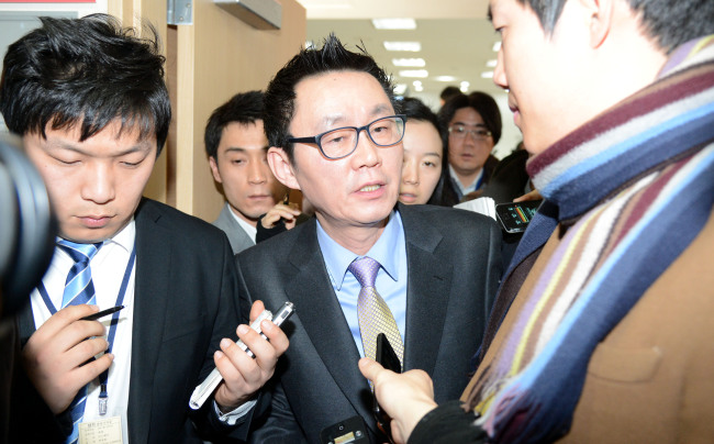 Yoon Chang-jung, spokesman of the presidential transition committee, is surrounded by reporters after a press briefing, Monday.   Yonhap News