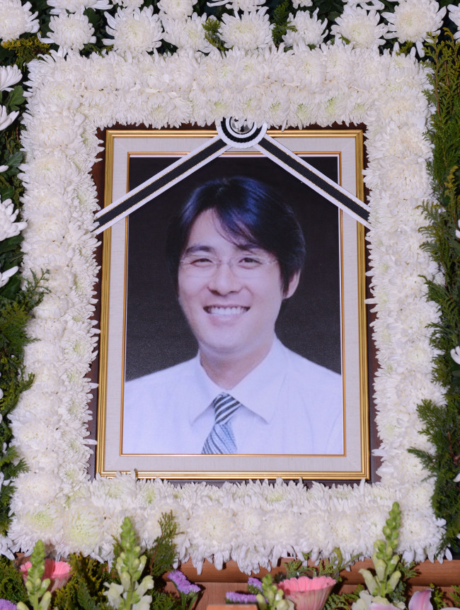 조성민(전야구선수/야구코치/기업인)
故 조성민의 시신 입관식이 슬픔 속에서 엄수됐다.
고인의 입관식은 1월 7일 오후 5시부터 서울 성북구 고려대안암병원 장례식장에서 진행됐다.