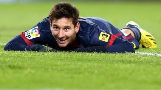 리오넬 메시(Lionel Messi/축구선수/FC바르셀로나)
아르헨티나 출신 축구스타 리오넬 메시(26·바르셀로나)가 또한번 세계 축구사를 다시 썼다.
메시는 8일(한국시간) 새벽 스위스 취리히에서 열린 국제축구연맹(FIFA) 시상식에서 FIFA-발롱도르(Ballon d‘Or)를 수상했다. FIFA-발롱도르는 한 해의 활약상이 가장 빛난 스타에게 주는 상으로, 축구 선수가 누릴 수 있는 최고 영예 가운데 하나다. 메시는 2012년 91골을 터뜨려 게르트 뮐러(독일)가 1972년에 세운 한 해 최다골 기록을 경신, 일찌감치 수상자로 예견됐다.
사진=바르셀로나 공식페이스북