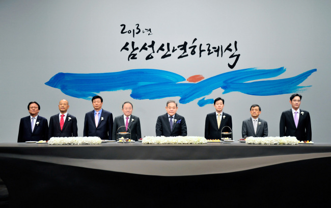 이건희(가운데) 삼성전자 회장이 지난 2일 서울 신라호텔에서 열린 삼성 신년인사회에 참석했다. 이 회장은 이날 신년사를 통해 “지난 성공은 잊고 새로 시작해야 한다”고 말했다.  ［사진제공=삼성］