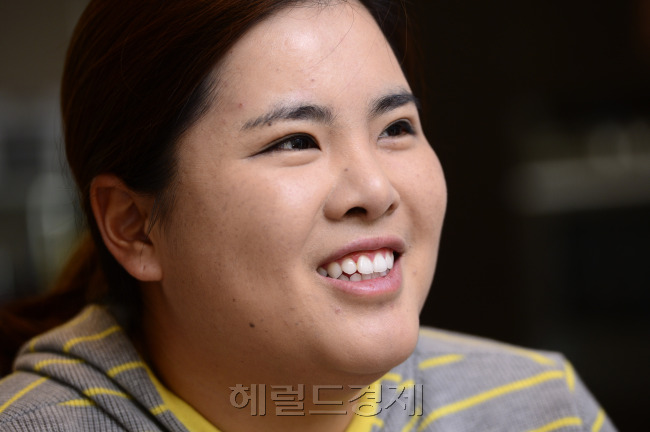 LPGA투어 상금왕 박인비 선수가 4일 오후 경기도 용인시 수지 자택에서 본지와 인터뷰를 가지고 있다. 박해묵 기자/mook@heraldcorp.com
LPGA투어 상금왕 박인비 선수가 4일 오후 경기도 용인시 수지 자택에서 본지와 인터뷰를 가지고 있다. 박해묵 기자/mook@heraldcorp.com
LPGA투어 상금왕 박인비 선수가 4일 오후 경기도 용인시 수지 자택에서 본지와 인터뷰를 가지고 있다. 박해묵 기자/mook@heraldcorp.com