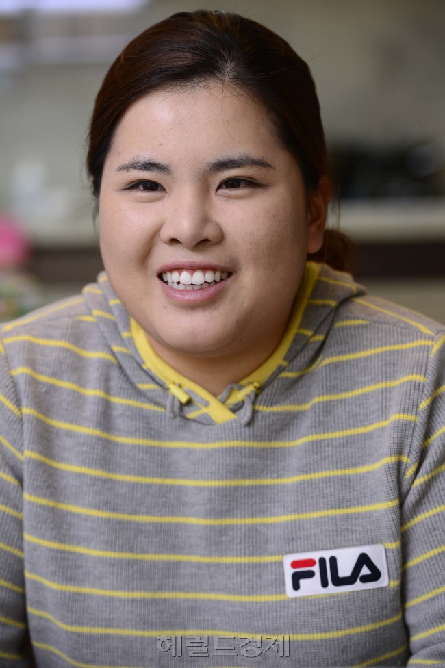 LPGA투어 상금왕 박인비 선수가 4일 오후 경기도 용인시 수지 자택에서 본지와 인터뷰를 가지고 있다. 박해묵 기자/mook@heraldcorp.com
LPGA투어 상금왕 박인비 선수가 4일 오후 경기도 용인시 수지 자택에서 본지와 인터뷰를 가지고 있다. 박해묵 기자/mook@heraldcorp.com
LPGA투어 상금왕 박인비 선수가 4일 오후 경기도 용인시 수지 자택에서 본지와 인터뷰를 가지고 있다. 박해묵 기자/mook@heraldcorp.com