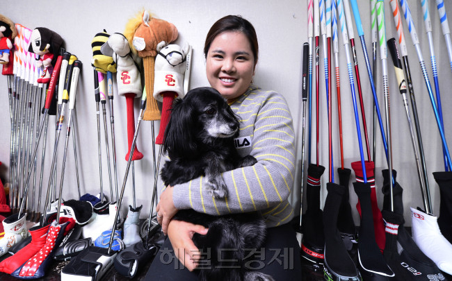 LPGA투어 상금왕 박인비 선수가 4일 오후 경기도 용인시 수지 자택에서 본지와 인터뷰를 가지고 있다. 박해묵 기자/mook@heraldcorp.com
LPGA투어 상금왕 박인비 선수가 4일 오후 경기도 용인시 수지 자택에서 본지와 인터뷰를 가지고 있다. 박해묵 기자/mook@heraldcorp.com
LPGA투어 상금왕 박인비 선수가 4일 오후 경기도 용인시 수지 자택에서 본지와 인터뷰를 가지고 있다. 박해묵 기자/mook@heraldcorp.com