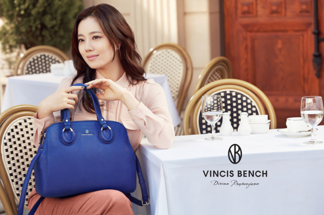 문채원(배우)
패션 잡화 브랜드 빈치스벤치(Vincis-bench) 가 배우 문채원과 함께 촬영한 새로운 광고를 공개했다. 빈치스벤치의 2013년 봄ㆍ여름 컬렉션을 선보이는 이번 화보는 이탈리아 건축물을 배경으로 르네상스 시대의 예술적 감성과 현대적인 분위기가 잘 어우러져 있다. 또, 문채원의 차분하면서도 고급스러운 이미지가 한껏 녹아들었다.