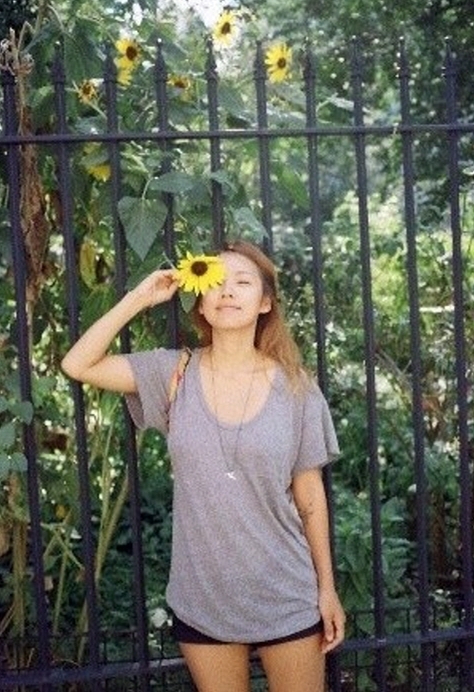 이효리(가수)
‘이효리 귀여운 척’ 사진이 누리꾼들의 안구를 정화시키고 있다.
가수 이효리는 지난 6일 자신의 트위터에 “귀여운 척”이라는 글과 함께 사진 한장을 게재했다. 공개된 사진 속 이효리는 해바라기 꽃 앞에서 꽃 한 송이를 자신의 얼굴에 가져간 채 눈을 감고 있는 모습이다. 박시한 회색 티셔츠에 핫팬츠를 매치한 그녀는 여유를 만끽하는 듯한 표정을 짓고 있다.
