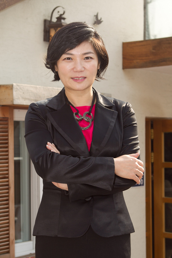 김미경(기업인/더블유 인사이츠대표/아트스피치 원장/강사)
스타강사 김미경(49)이 자신의 이름을 타이틀로 내건 토크쇼를 진행한다.
오는 11일 첫방송하는 ‘김미경쇼’는 tvN이 올해 처음 시작하는 ‘체험 리얼리티’ 프로그램으로, 인기를 끌었던 ‘스타특강쇼’의 스핀오프격이다. 토크와 강의가 결합된 신개념 ‘강의토크쇼’로, 꿈을 찾은 사람들에게 직접 성공 스토리를 듣고 성공비법을 들여다보는 프로그램이란 점에서 유명인사라고 해서 무조건 섭외 대상이 되지는 않는다.