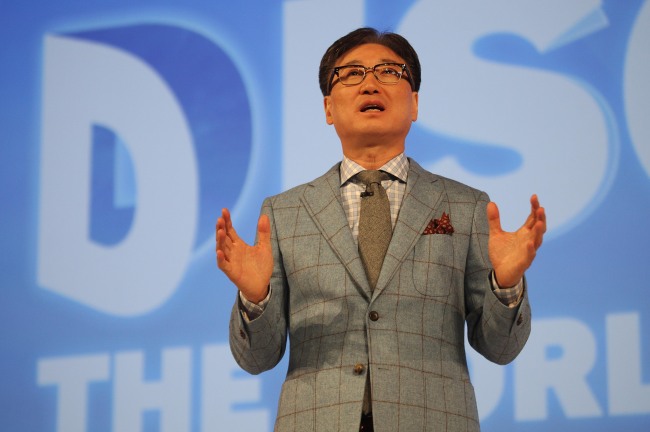 윤부근(기업인/삼성전자 CE부문장)
“올해 우리의 목표는 소비자가 기대하는 것 뿐 아니라, 가능하다고 생각하지 못했던 것까지 제공하여 소비자가 새로운 가능성을 발견하도록 하는 것이다”(윤부근 삼성전자 CE부문장)
삼성전자는 8일(현지시간)부터 미국 라스베가스에서 열리는 세계 최대 가전 전시회 ‘CES 2013’ 개막에 앞서 ‘소비자에게 무한한 가능성을 제공한다(Discover the world of possibilities)’는 주제로 프레스 컨퍼런스를 개최하고, 올해의 주력 상품들을 공개했다.