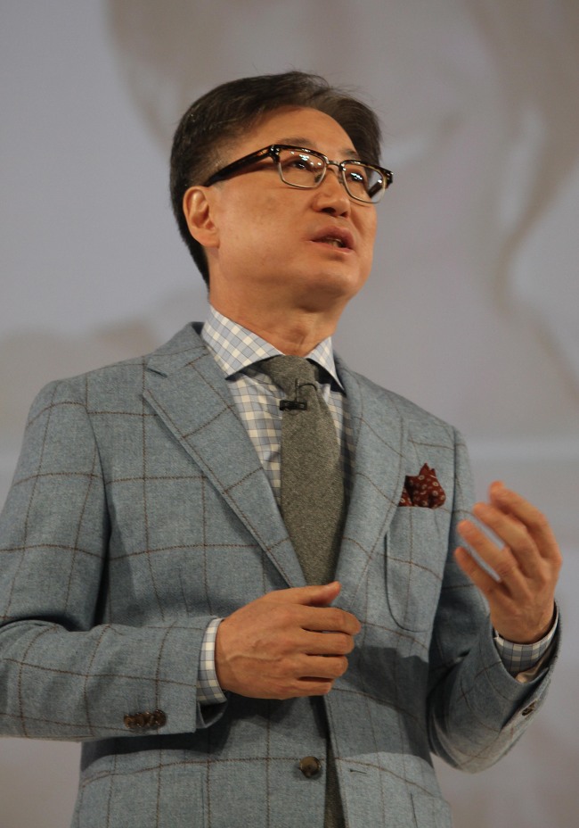 윤부근(기업인/삼성전자 CE부문장)
“올해 우리의 목표는 소비자가 기대하는 것 뿐 아니라, 가능하다고 생각하지 못했던 것까지 제공하여 소비자가 새로운 가능성을 발견하도록 하는 것이다”(윤부근 삼성전자 CE부문장)
삼성전자는 8일(현지시간)부터 미국 라스베가스에서 열리는 세계 최대 가전 전시회 ‘CES 2013’ 개막에 앞서 ‘소비자에게 무한한 가능성을 제공한다(Discover the world of possibilities)’는 주제로 프레스 컨퍼런스를 개최하고, 올해의 주력 상품들을 공개했다.
