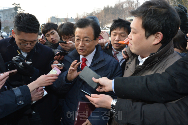이현재 경제2 간사 8일 오전 서울 종로구 삼청동 대통령인수위에 들어서고 있다.<br />안훈 기자. rosedale@heraldcorp.com 2013.01.08