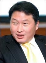 최태원(기업인/SK(주)회장)
SK차이나가 현지인을 최고경영자(CEO)로 선임하며 2년여간 이어졌던 ‘중국 현지화’ 작업을 완성했다.
이 같은 ‘중국 현지화’에는 SK그룹 회장 자리를 내놓고 글로벌 경영에 매진 중인 최태원<사진> SK㈜ 회장의 의중이 반영됐다는 SK 안팎의 분석이다.