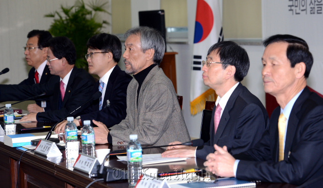 Yoo Min-bong, chief of planning and coordination of state affairs at President-elect Park Geun-hye’s transition team, speaks at a general meeting of subcommittee heads including Kim Jang-soo (right) of the foreign affairs and defense panel and Park Hyo-chong (second from right) of the political affairs panel on Tuesday.   Ahn Hoon/The Korea Herald