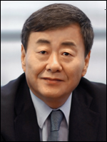 김준기(동부그룹 회장)
동부그룹이 종합전자회사로 본격 도약하기 위한 신호탄을 쐈다. 김준기 동부그룹 회장의 종합전자회사를 향한 행보도 한걸음 앞으로 내딛었다.
동부그룹이 대우일렉트로닉스를 인수했다. 동부컨소시엄과 대우일렉 채권단은 대우일렉 인수를 위한 본계약을 체결했다. 인수 금액은 2726억원으로 우선협상대상자 선정 당시 제시했던 3700억원보다 1000억원 가량 낮아졌다.