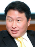 최태원(기업인/SK(주)회장)
SK차이나가 현지인을 최고경영자(CEO)로 선임하며 2년여간 이어졌던 ‘중국 현지화’ 작업을 완성했다.
이 같은 ‘중국 현지화’에는 SK그룹 회장 자리를 내놓고 글로벌 경영에 매진 중인 최태원<사진> SK(주) 회장의 의중이 반영됐다는 SK 안팎의 분석이다.