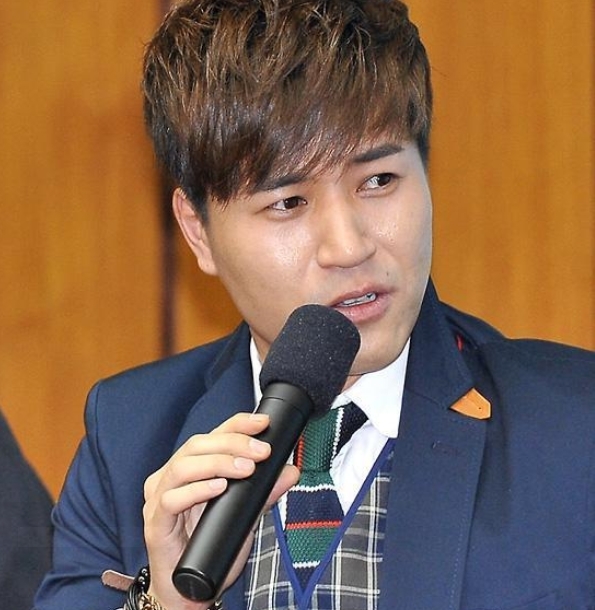 김종민(가수)
그룹 코요태의 멤버 김종민이 허리디스크 수술을 하고 입원중이다.
김종민은 1월 8일 오전 8시 강남구 청담동의 한 병원에서 허리디스크 수술을 끝낸 후 휴식을 취하고 있다.