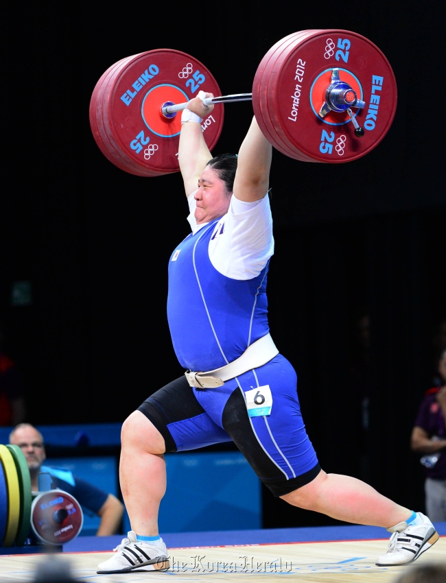 장미란(역도선수)
Jang Mi-ran, one of the most decorated female weightlifters, has decided to call it a career, her father said Tuesday.
“Mi-ran told me she wanted to retire from weightlifting,” said Jang Ho-cheol, the weightlifter’s father. “She’d been contemplating her future and called me Monday night saying she will announce her retirement at a press conference (this Thursday).”
Jang Mi-ran.    The Korea Herald