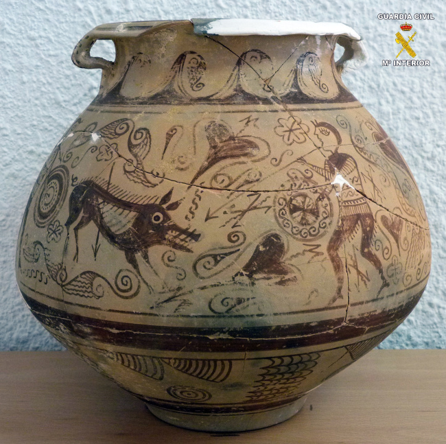 This picture released by the Spanish Interior Ministry on Saturday shows a very rare vase from late second century B.C. that was seized by police after it was found in an antique shop in the town of El Campello, eastern Spain.   AP-Yonhap News