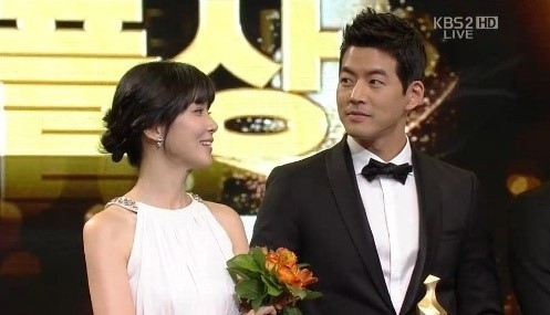 이보영(배우),이상윤(배우)
이상윤 소속사인 제이와이드컴퍼니는 “두 사람이 바쁜 활동때문에 관계가 소원해지면서 지난해 12월쯤 연인에서 동료로 남기로 한 것 같다”고 8일 밝혔다.