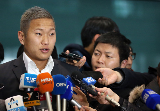 North Korean striker Jong Tae-se speaks to reporters after arriving at Incheon International Airport on Tuesday.   Yonhap News
