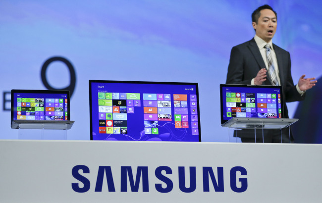 Samsung senior vice president Michael Abary introduces the Series 7 Chronos during a news conference at the Consumer Electronics Show in Las Vegas on Monday.   AP-Yonhap News