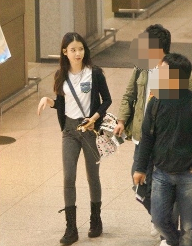 아이유(이지은/가수)
아이유 실제몸매에 누리꾼들의 시선이 집중됐다.
최근 한 온라인 커뮤니티 게시판에는 ‘아이유 실제몸매’라는 제목과 사진 한 장이 게재돼 눈길을 끌었다.