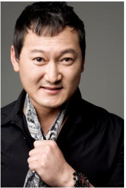 정만식(배우)
배우 정만식이 종영한 SBS 월화 드라마 ‘드라마의 제왕’를 통해 브라운관 대세로 자리잡았다.
정만식은 지난 7일18회를 끝으로 막을 내린 ‘드라마의 제왕’(극본 장항준 이지효, 연출 홍성창)에서 오진완 역을 맡아 열연을 펼쳤다. 극중 상사였던 앤서니김(김명민 분)을 배신하고 제국프로덕션의 대표 자리에 올랐던 오진완은 앤서니와 마찬가지로 부하 직원에게 자신의 자리를 빼앗기는 최후를 맞았다.