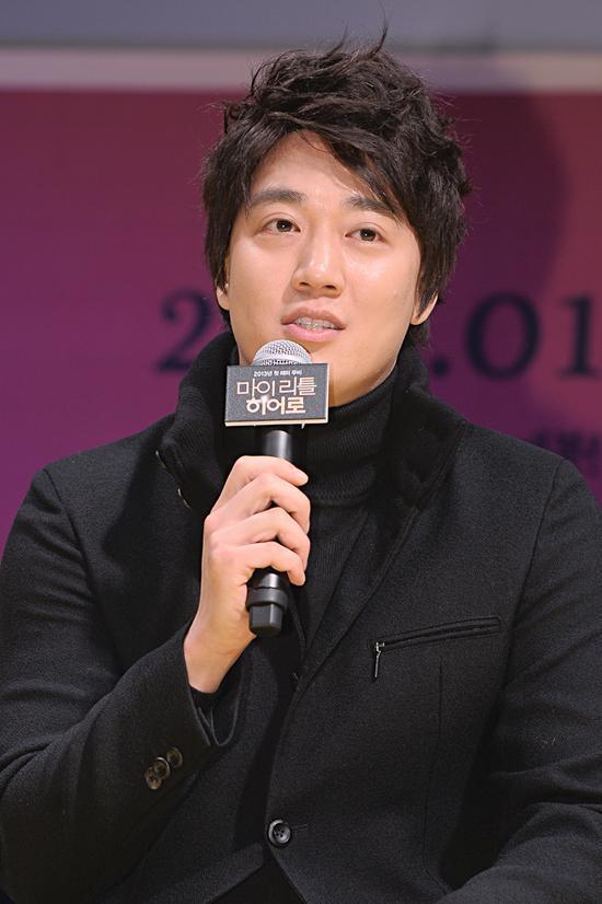 김래원(배우)
배우 김래원이 KBS1 ‘뉴스라인’에 출연한다.
1월 8일 방송 관계자에 따르면 김래원은 ‘뉴스라인’에 출연해 개봉을 앞둔 영화 ‘마이 리틀 히어로’에 대한 소개와 진솔한 이야기를 펼칠 예정이다.