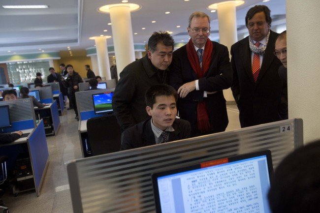 <YONHAP PHOTO-1229> Executive Chairman of Google, Eric Schmidt, third from left, and former New Mexico governor Bill Richardson, second from right, watch as a North Korean student surfs the Internet at a computer lab during a tour of Kim Il Sung University in Pyongyang, North Korea on Tuesday, Jan. 8, 2013. Schmidt is the highest-profile U.S. executive to visit North Korea - a country with notoriously restrictive online policies - since young leader Kim Jong Un took power a year ago. (AP Photo/David Guttenfelder)/2013-01-08 16:24:47/ <저작권자 ⓒ 1980-2013 ㈜연합뉴스. 무단 전재 재배포 금지.>
Google Inc. executive chairman Eric Schmidt (center), former New Mexico Governor Bill Richardson (second from right) and other visitors watch a North Korean student surfing the Internet at a computer lab at Kim Il-sung University in Pyongyang on Tuesday.   AP-Yonhap News