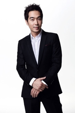 고영욱(가수)
미성년자 성추행 혐의를 받고 있는 가수 고영욱(36)에 대한 사전구속영장이 재신청됐다.
서울 서대문경찰서는 미성년자를 성폭행·강제 추행한 혐의(미성년자 간음·아동 청소년의 성보호에 관한 법률상 강제추행·강간 등)로 가수 고영욱(36)씨에 대해 사전 구속영장을 신청했다고 8일 밝혔다.