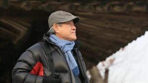 이장호(영화감독)
영화 ‘별들의 고향’으로 유명한 이장호 감독이 전국의 유명 장터를 찾아가는 프로그램을 진행한다.
지난 3일 첫방송을 시작한 KTV ‘길 위의 감독, 이장호의 장날’은 이장호 감독이 전국의 장터를 돌아다니는 로드 다큐멘터리 형식으로, 시골 장터에서 살아가는 사람, 애환, 문화, 역사적인 부분을 소개한다. 지난 3일 옥천 향수 5일장에 이어 10일에는 전북 무주 반딧불 장터로 떠날 예정이다.