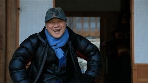 이장호(영화감독)
“사람 사는 모습이 가장 치열하게 나타는 곳이 시장이잖아요. 어머니와 함께 시장에 갔을 때의 흥분을 잊지 못해요. 언젠가 시장을 영화에 담고 싶단 생각을 했는데, 시장에서 물물교환을 시작하면서 인류사회가 발달하지 않았을까요.” 영화 ‘별들의 고향’으로 유명한 이장호 감독이 전국의 유명 장터를 찾아가는 프로그램을 진행한다.