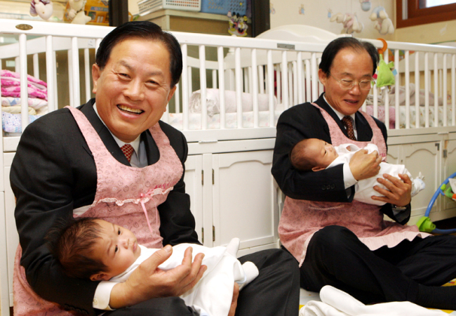 서진원(금융인/신한은행장)
서진원(사진 왼쪽) 신한은행장과 임직원들은 지난 8일 서울 합정동 소재 홀트영아일시보호소에서 신한은행 임직원들이 직접 만든 배냇저고리를 미혼모 아기들에게 입혀주고 안아주는 등 사랑의 배냇저고리 전달 행사를 실시했다.