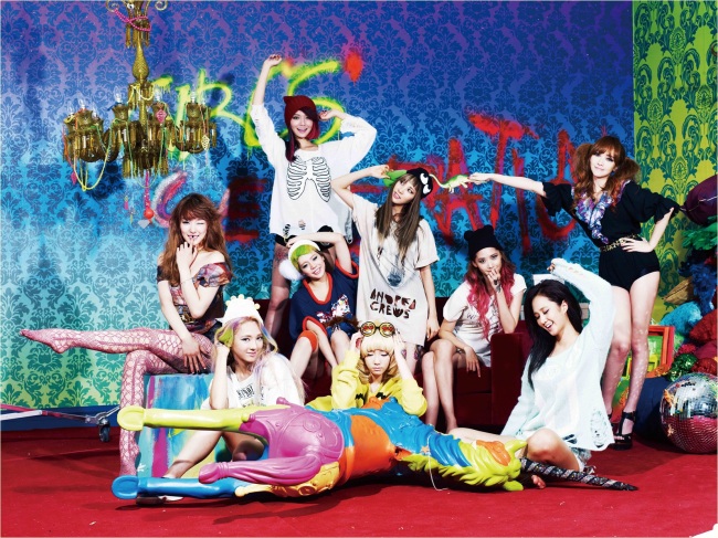 소녀시대(가수/걸그룹)
걸그룹 소녀시대가 2013년 새해, 가요계에 포문을 열었다. 깜찍하거나 섹시한 콘셉트이겠거니, 어렴풋이 예상한 이들이라면 놀랄 수밖에 없는 새로운 모습이다. 하이힐도 벗어던지고, 타이트하고 짧은 팬츠, 스커트도 입지 않았다. 챙이 큰 모자에 헐렁한 바지, 운동화 차림의 소녀시대. 6년을 봐왔지만, 이런 모습은 실로 처음이다.