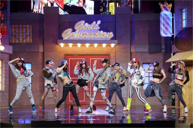 소녀시대(가수/걸그룹)
걸그룹 소녀시대가 2013년 새해, 가요계에 포문을 열었다. 깜찍하거나 섹시한 콘셉트이겠거니, 어렴풋이 예상한 이들이라면 놀랄 수밖에 없는 새로운 모습이다. 하이힐도 벗어던지고, 타이트하고 짧은 팬츠, 스커트도 입지 않았다. 챙이 큰 모자에 헐렁한 바지, 운동화 차림의 소녀시대. 6년을 봐왔지만, 이런 모습은 실로 처음이다.
