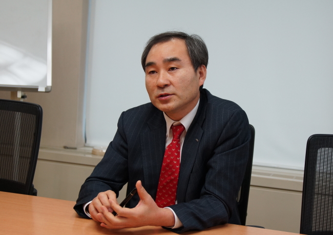김영일(금융인/한국투자신탁운용)
“올해는 채권보다 주식의 투자 메리트가 높을 것으로 전망됩니다. 주식의 리스크 프리미엄이 상당히 높은 점을 고려할 때 안전자산 선호 심리가 약화되면서 ... 가능성도 존재합니다.” 한국투자신탁운용의 주식운용을 총괄하는 김영일 한국투자신탁운용 주식운용본부장(CIO)는 9일 헤럴드경제와의 인터뷰에서...
