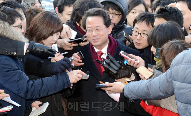 9일 오전 류성걸 인수위 경제1분과 간사가 기자들의 질문을 받으며  삼청동 대통령직인수위원회로 출근을 하고 있다.2013.01.09
9일 오전 류성걸 인수위 경제1분과 간사가 기자들의 질문을 받으며  삼청동 대통령직인수위원회로 출근을 하고 있다.2013.01.09
9일 오전 류성걸 인수위 경제1분과 간사가 기자들의 질문을 받으며 삼청동 대통령직인수위원회로 출근하고 있다.  안훈 기자/rosedale@