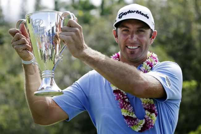 더스틴 존슨(Dustin Johnson/골프선수)
Dustin Johnson poses with the winner’s trophy in Kapalua, Hawaii, Tuesday.   AP-Yonhap News