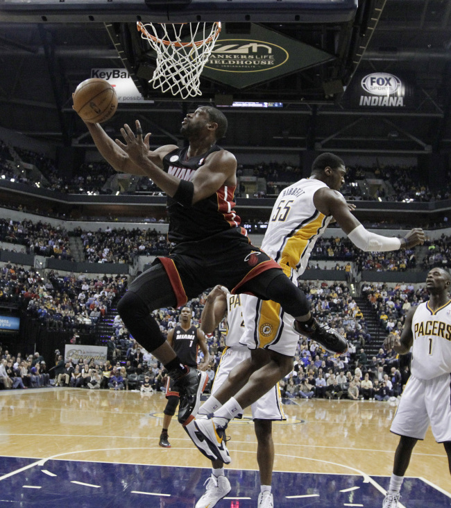 Miami Heat guard Dwyane Wade drives to the basket against the Indiana Pacers on Tuesday.   AP-Yonhap News