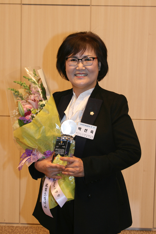 박선옥(시흥시의원)
시흥시 의회 박선옥 사진 > 의원이 8일 경기중소기업센터 광교홀에서 개최한 ‘2012 경기도 시·군의원 의정발전 우수사례’시상식에서 지역현안해결... 선정하여 시상하는 것이다. 이날 박선옥 의원은 기업지원특별위원회 위원장직을 수행하며 지역경제 활성화를 위한 의정활동 기능을 충실히 수행한 공로를 인정받았다.