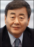 김준기(기업인/동부그룹 회장)
동부그룹이 종합전자회사로 본격 도약하기 위한 신호탄을 쐈다. 김준기〈사진〉동부그룹 회장의 종합전자회사를 향한 행보도 한 걸음 앞으로 내디뎠다. 동부그룹이 대우일렉트로닉스를 인수...야 한다”고 강조해왔다. 동부그룹의 대우일렉 인수는 ‘윈-윈’의 전형 사례로 꼽힌다. 동부로선 동부하이텍 등 계열사와의 시너지 효과를 극대화할 수 있게 됐고